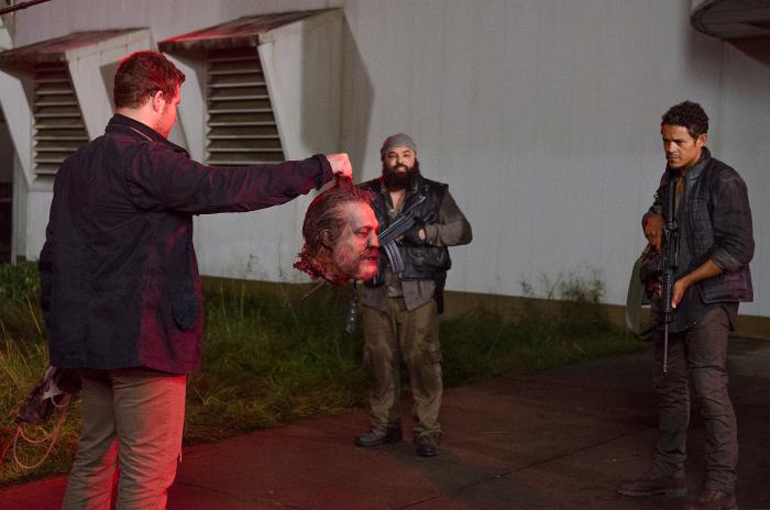 Carlos Aviles در صحنه سریال تلویزیونی مردگان متحرک به همراه Ian Casselberry و Jeremy Palko