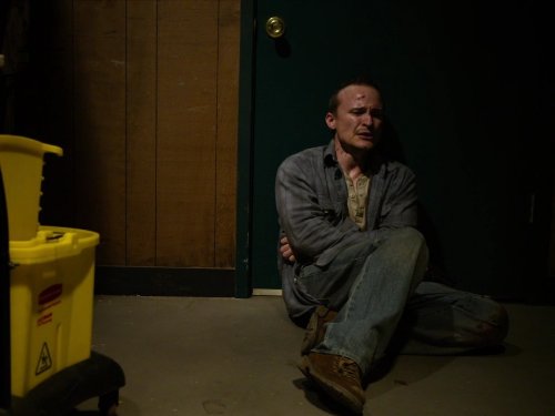 Damon Herriman در صحنه سریال تلویزیونی درست به هدف