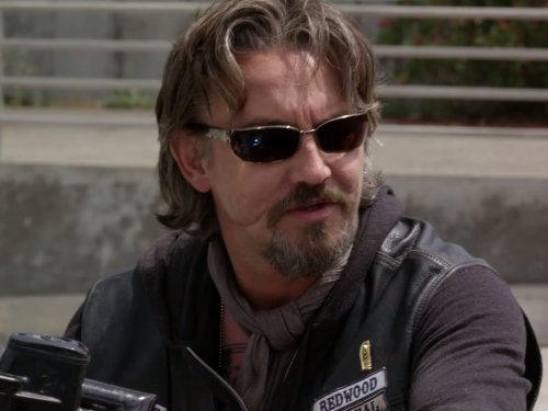 Tommy Flanagan در صحنه سریال تلویزیونی فرزندان آشوب