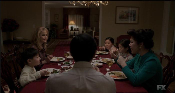 Ruthie Ann Miles در صحنه سریال تلویزیونی آمریکایی  ها به همراه Rob Yang و کری راسل