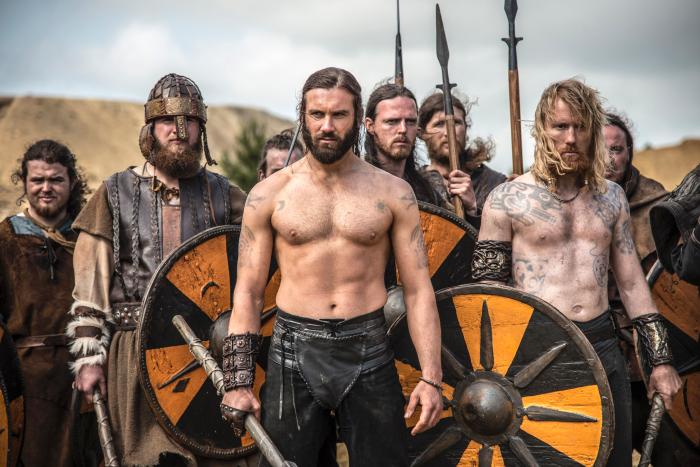 Thorbjørn Harr در صحنه سریال تلویزیونی وایکینگ ها به همراه Clive Standen