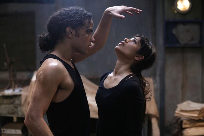 Freida Pinto در صحنه فیلم سینمایی Desert Dancer به همراه ریس ریچی