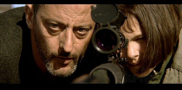 ژان رنو در صحنه فیلم سینمایی لئون حرفه‌ای به همراه ناتالی پورتمن