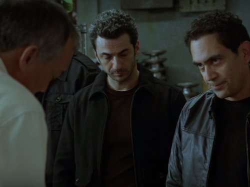 José Zúñiga در صحنه سریال تلویزیونی مظنون به همراه Michael Aronov
