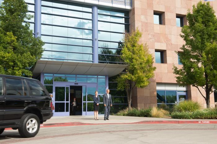 Patrick Fabian در صحنه سریال تلویزیونی بهتره با سال تماس بگیری به همراه Rhea Seehorn