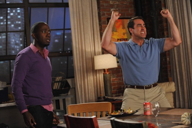 Rob Riggle در صحنه سریال تلویزیونی دختر جدید به همراه Lamorne Morris