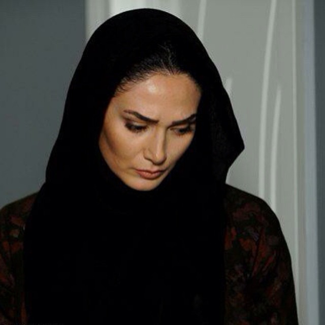 تصویری از مینا وحید، بازیگر سینما و تلویزیون در حال بازیگری سر صحنه یکی از آثارش