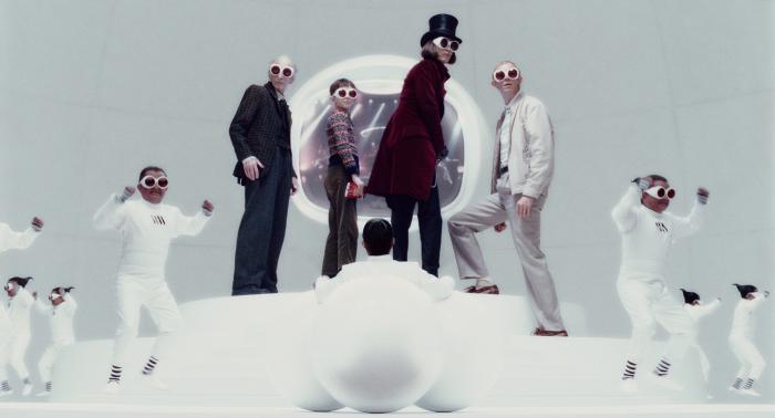آدام گودلی در صحنه فیلم سینمایی چارلی و کارخانه شکلات سازی به همراه دیوید کلی، دیپ روی، جان کریستوفر دپ دوم و فردی هایمور