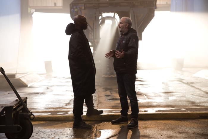 Francis Lawrence در صحنه فیلم سینمایی عطش مبارزه: زاغ مقلد - بخش ۱ به همراه ماهرشالا علی