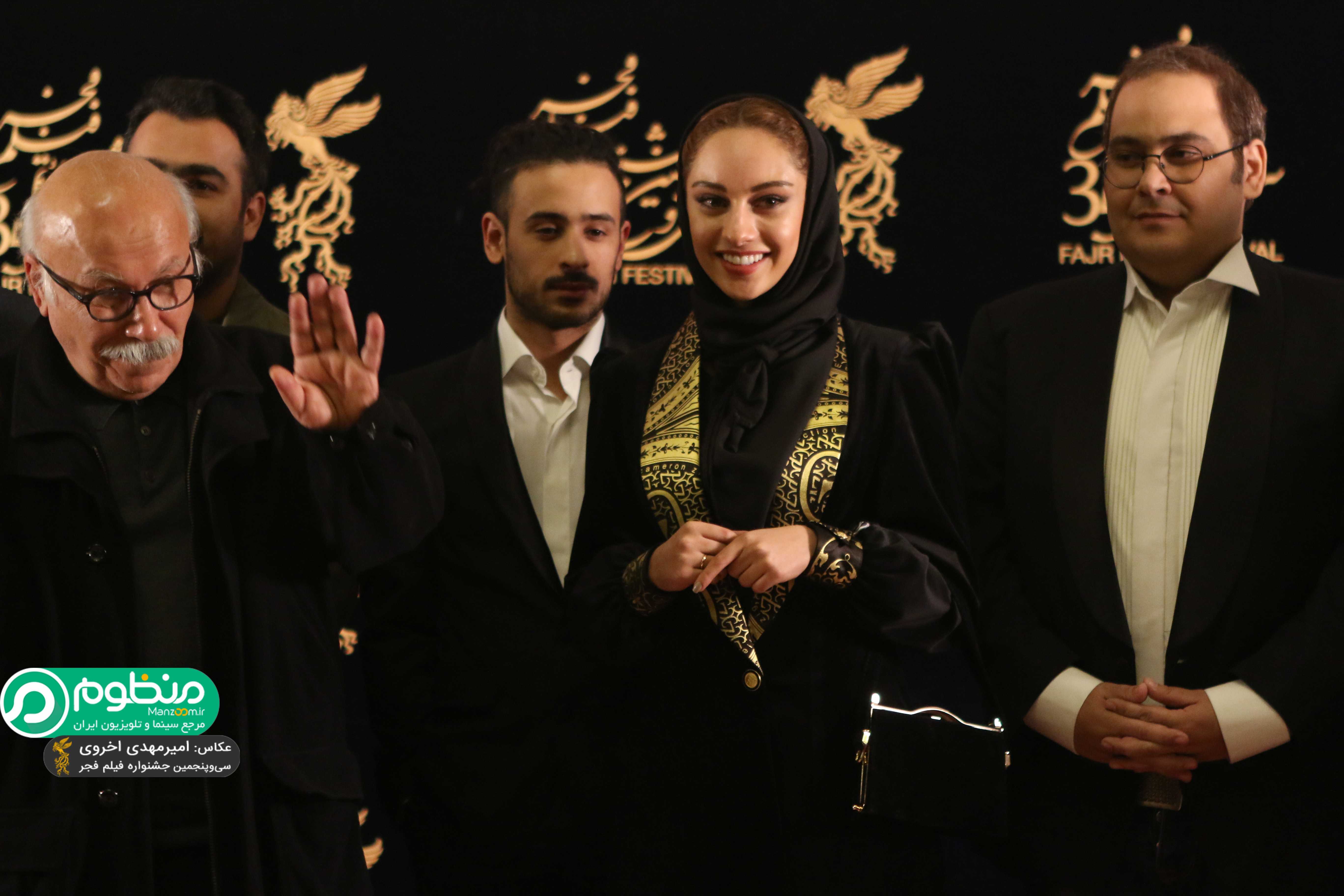 علیرضا داوودنژاد در فرش قرمز فیلم سینمایی فراری به همراه رضا داوودنژاد و ترلان پروانه