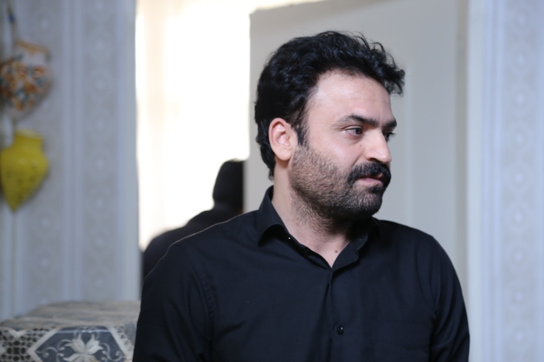 تصویری از علی میرزایی، بازیگر و نوازنده سینما و تلویزیون در پشت صحنه یکی از آثارش