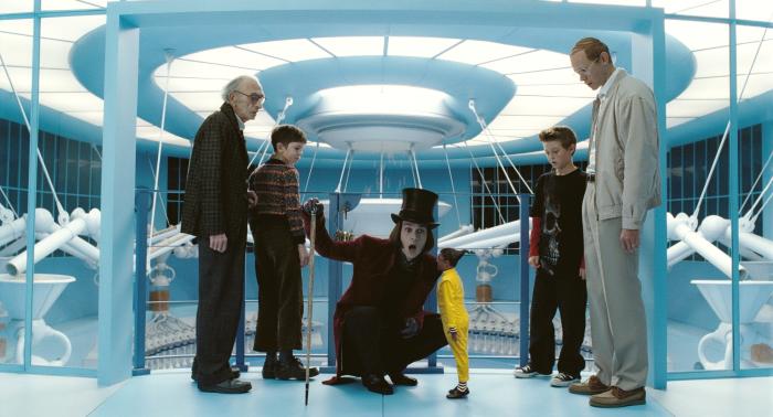 آدام گودلی در صحنه فیلم سینمایی چارلی و کارخانه شکلات سازی به همراه Jordan Fry، دیپ روی، دیوید کلی، جان کریستوفر دپ دوم و فردی هایمور