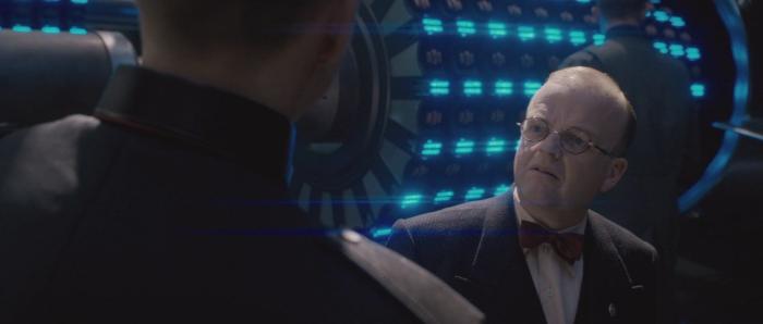 هوگو ویوینگ در صحنه فیلم سینمایی کاپیتان آمریکا: نخستین انتقام جو به همراه توبی جونز