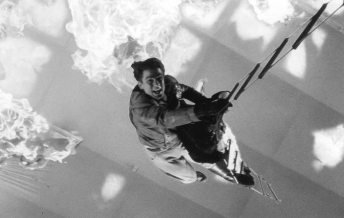 بیلی کمپل در صحنه فیلم سینمایی در آرزوی پرواز