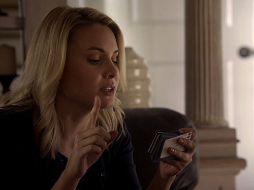 Leah Pipes در صحنه سریال تلویزیونی اصیل ها