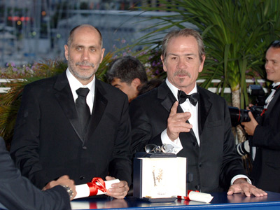 Guillermo Arriaga در صحنه فیلم سینمایی The Three Burials of Melquiades Estrada به همراه تامی لی جونز