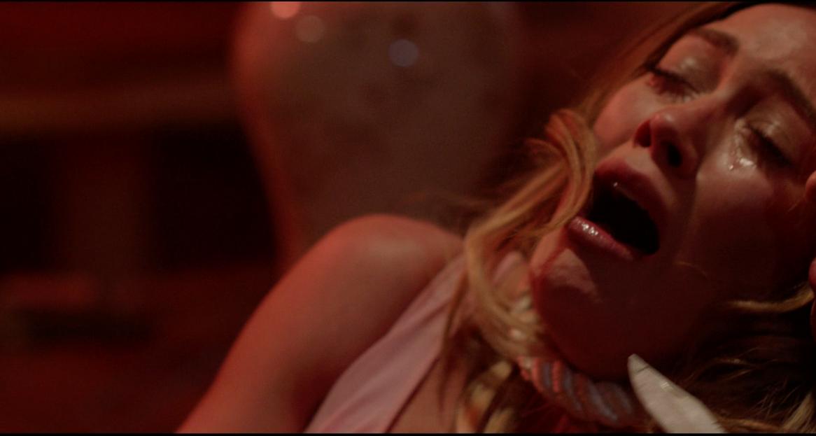 Hilary Duff در صحنه فیلم سینمایی The Haunting of Sharon Tate