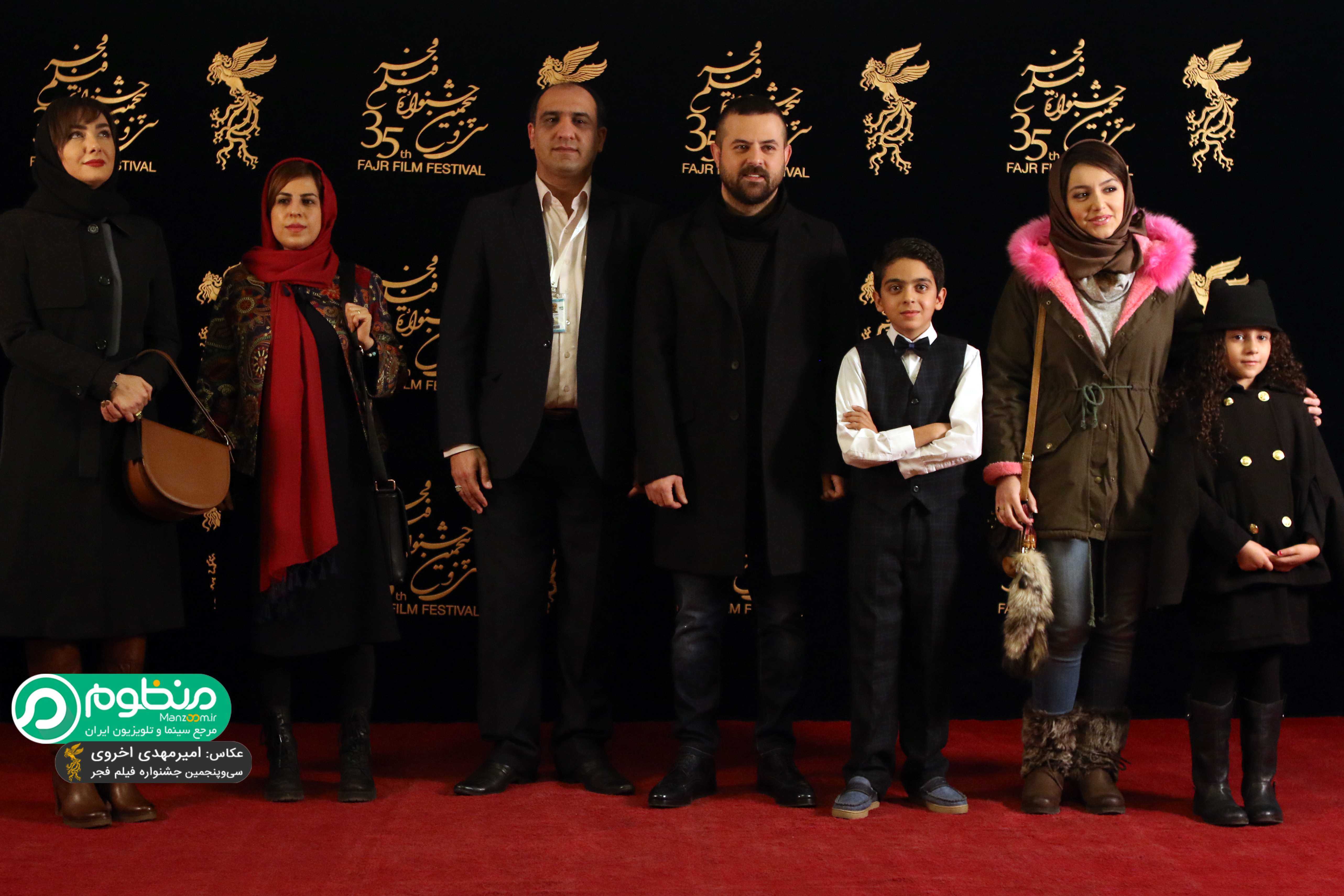 سجاد اسماعیلی در فرش قرمز فیلم سینمایی مادری به همراه آنا زارع، نازنین بیاتی، هانیه توسلی، هومن سیدی و رقیه توکلی