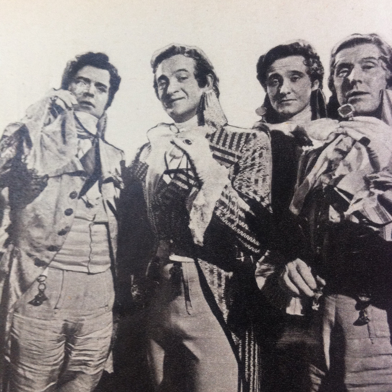 دیوید نیون در صحنه فیلم سینمایی The Fighting Pimpernel به همراه Robert Coote، Jack Hawkins و Patrick Macnee