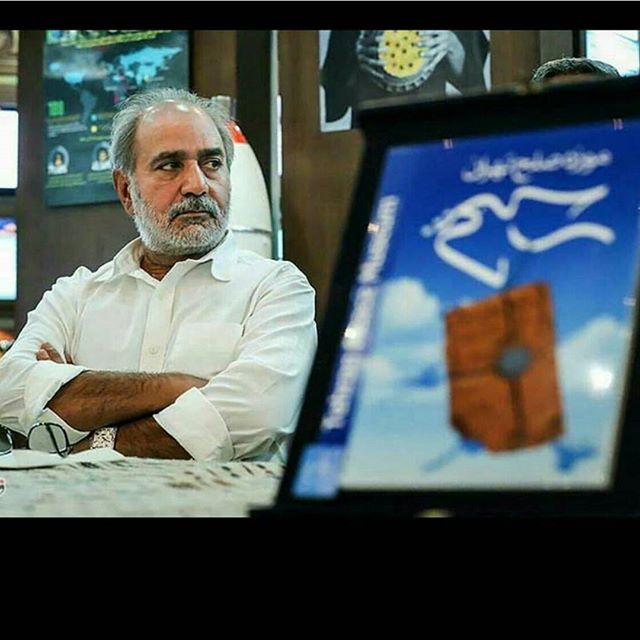 تصویری از پرویز پرستویی، بازیگر و تهیه کننده سینما و تلویزیون در حال بازیگری سر صحنه یکی از آثارش