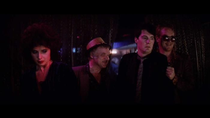 جک نانس در صحنه فیلم سینمایی مخمل آبی به همراه کایل مک لاکلن و ایزابلا روسلینی