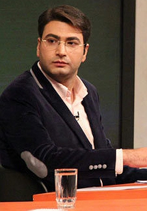 تصویری از مهدی مهدی‌قلی، مجری سینما و تلویزیون در حال بازیگری سر صحنه یکی از آثارش