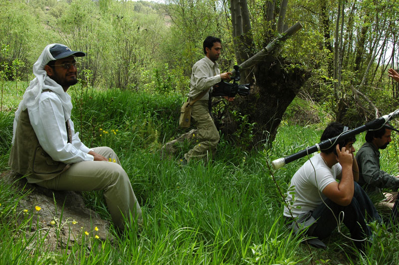 تصویری از علی اصغر تقوی، کارگردان و تحقیق و پژوهش سینما و تلویزیون در حال بازیگری سر صحنه یکی از آثارش
