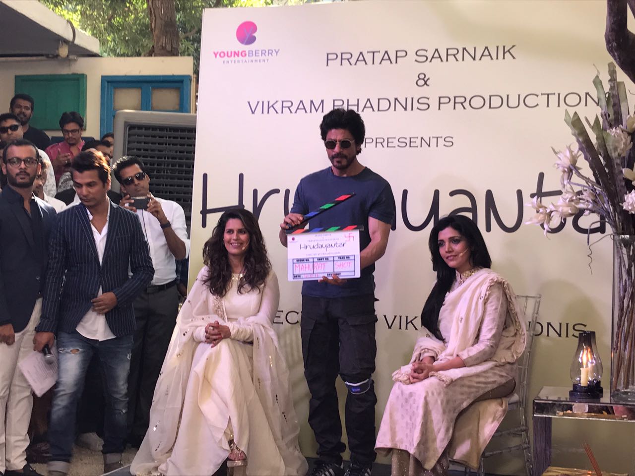 Sonali Khare در صحنه فیلم سینمایی Hrudayantar به همراه شاهرخ خان و Mukta Barve