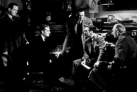 لئو جی. کارول در صحنه فیلم سینمایی ربه کا به همراه جرج سندرز، C. Aubrey Smith و لارنس الیویه