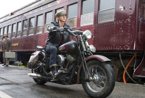 Shia LaBeouf در صحنه فیلم سینمایی ایندیانا جونز و قلمرو جمجمه بلورین