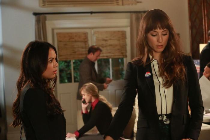 Janel Parrish در صحنه سریال تلویزیونی دروغ گوهای کوچک زیبا به همراه Troian Bellisario