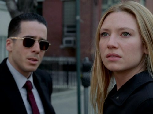 Kirk Acevedo در صحنه سریال تلویزیونی فرینج به همراه Anna Torv