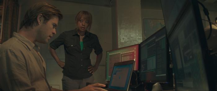 وایولا دیویس در صحنه فیلم سینمایی Blackhat به همراه کریس همسورث