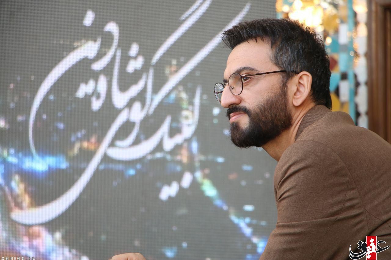 تصویری از سید علیرضا قوامی، مجری سینما و تلویزیون در حال بازیگری سر صحنه یکی از آثارش