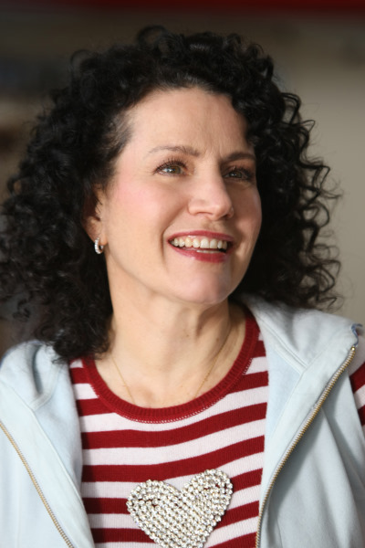 Susie Essman در صحنه سریال تلویزیونی زیاد ذوق زده نشو