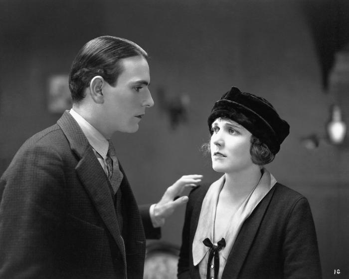 Edna Purviance در صحنه فیلم سینمایی A Woman of Paris: A Drama of Fate به همراه Carl Miller