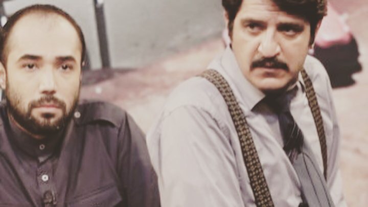 تصویری از علیرضا دیلمی، بازیگر سینما و تلویزیون در حال بازیگری سر صحنه یکی از آثارش