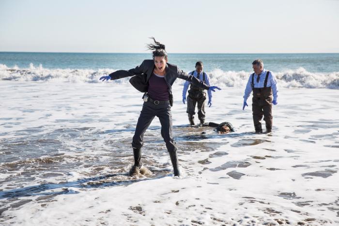 Lee Thompson Young در صحنه سریال تلویزیونی Rizzoli & Isles به همراه بروس مک  گیل و Angie Harmon