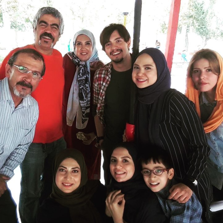 تصویری از سوگل قلاتیان، بازیگر سینما و تلویزیون در پشت صحنه یکی از آثارش به همراه نیلوفر هوشمند، امیر کاظمی، افشین سنگ‌چاپ و سروش صحت