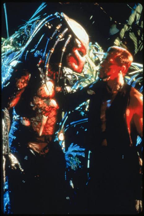 Kevin Peter Hall در صحنه فیلم سینمایی غارتگر به همراه آرنولد شوارتزنگر