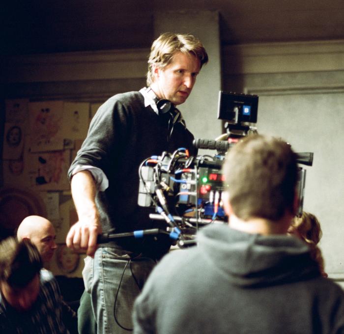 تام هوپر در صحنه فیلم سینمایی دختر دانمارکی