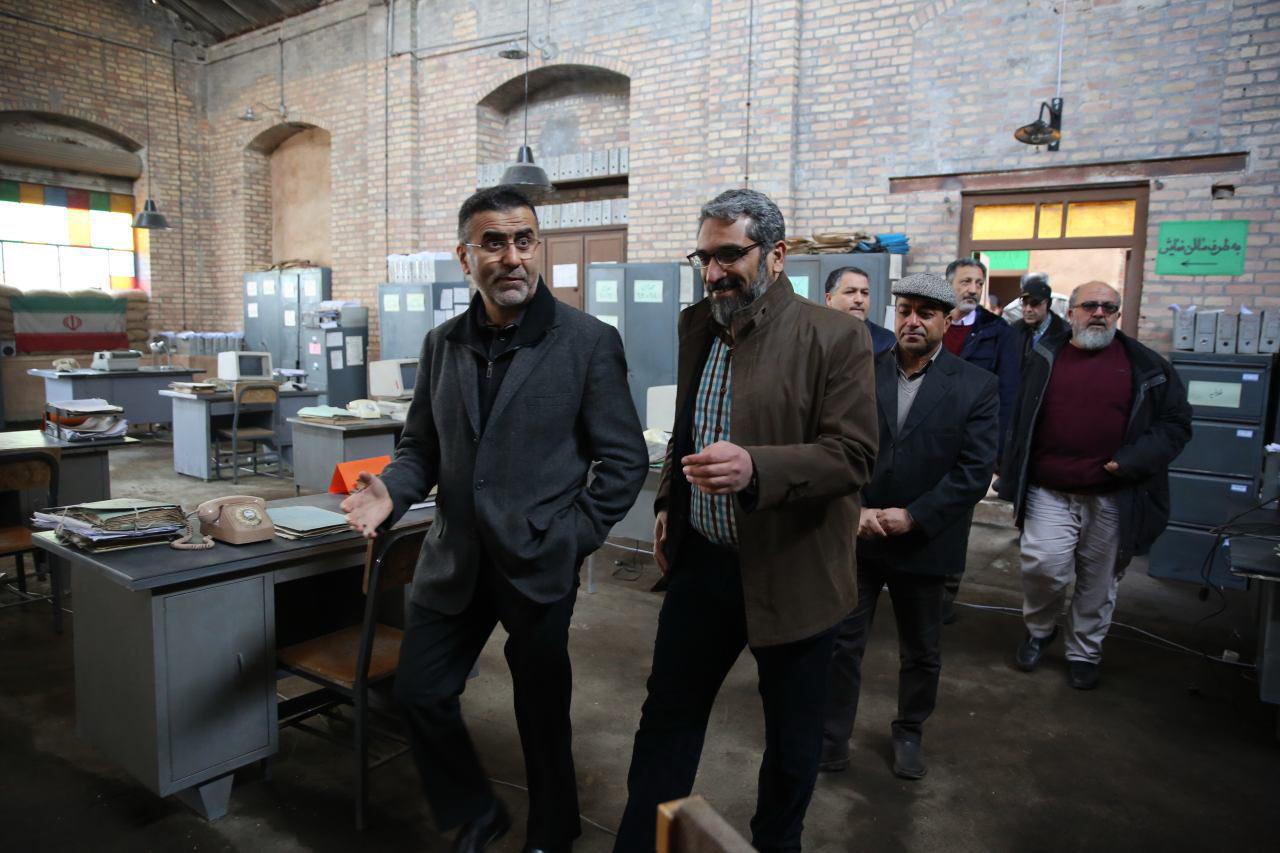 سیدحامد حسینی در پشت صحنه فیلم سینمایی سرو زیر آب به همراه حسن نجاریان