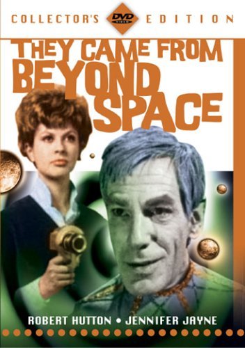 مایکل گاف در صحنه فیلم سینمایی They Came from Beyond Space به همراه Jennifer Jayne