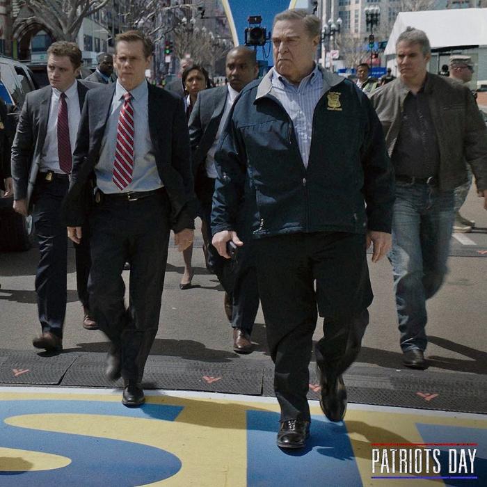 کوین بیکن در صحنه فیلم سینمایی روز میهن دوستی به همراه Dean Neistat، جان گودمن، Adam Trese و Hampton Fluker