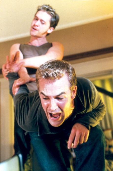 کلیفتن کلینز جونیور در صحنه فیلم سینمایی قواعد جاذبه به همراه جیمز ون در بیک