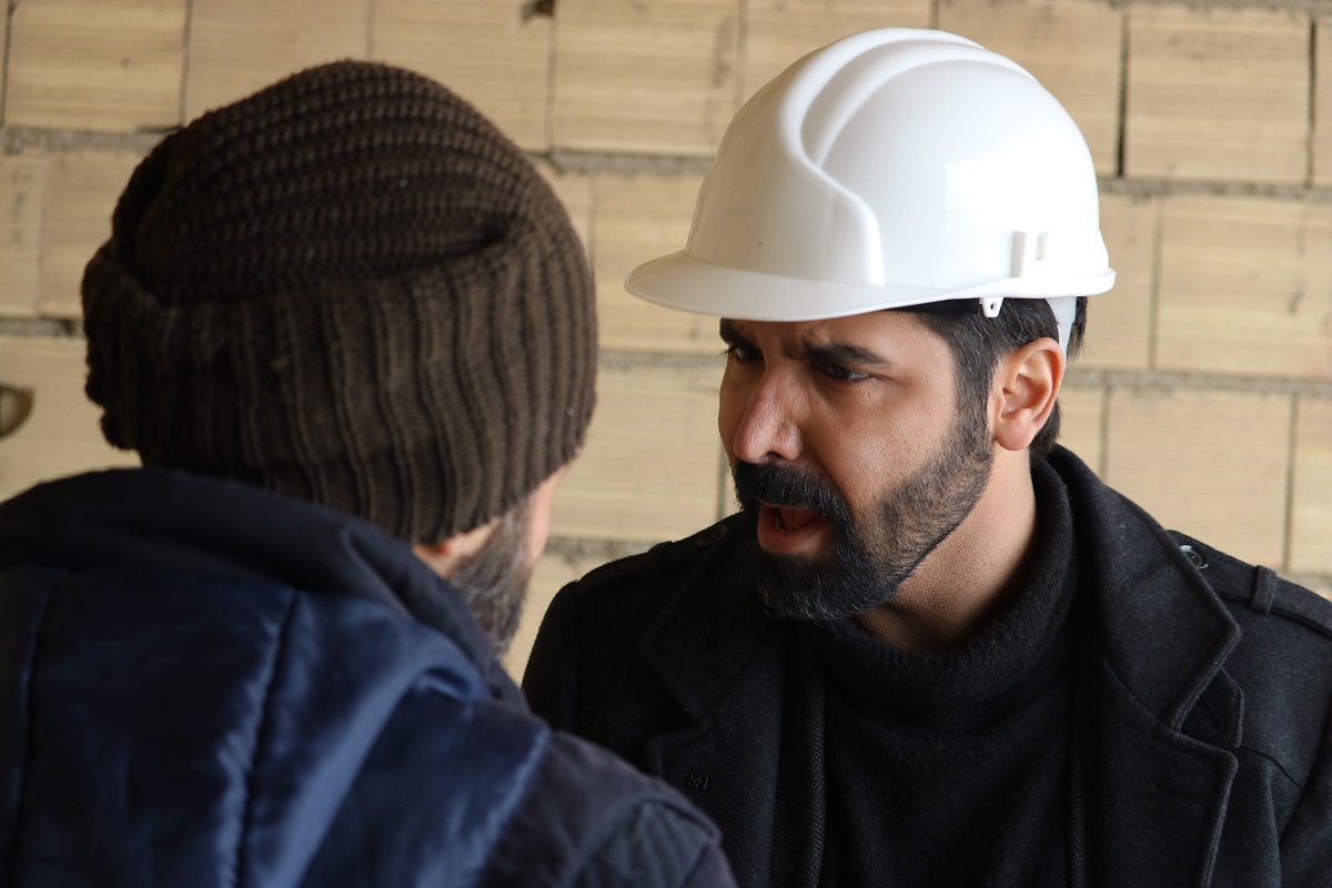 تصویری از بهروز محمدی، بازیگر و انتخاب بازیگر سینما و تلویزیون در حال بازیگری سر صحنه یکی از آثارش