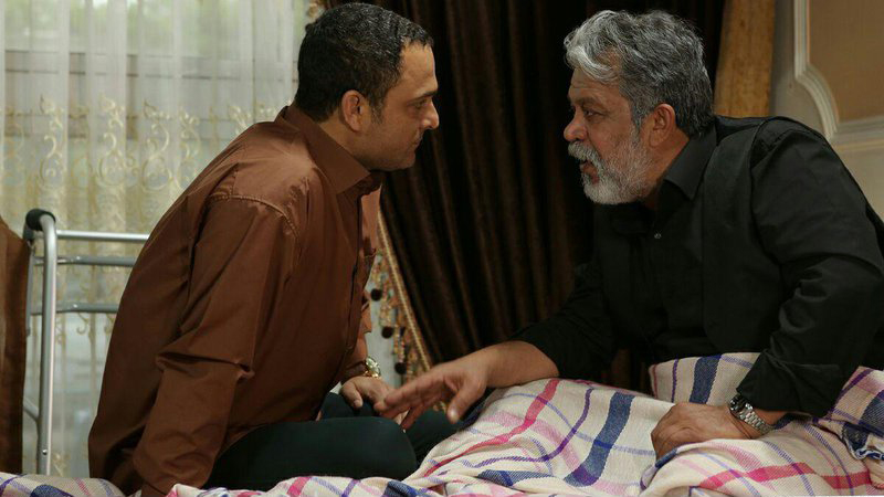 حسن پورشیرازی در صحنه سریال تلویزیونی برادر به همراه حسین یاری