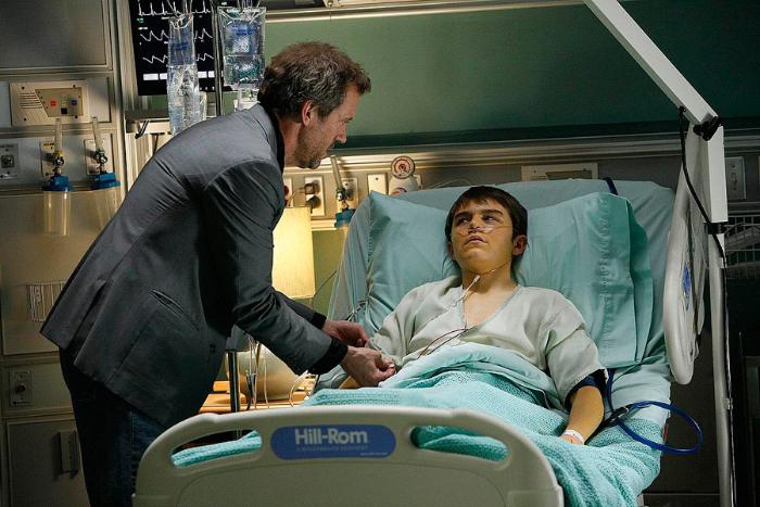 Nick Lane در صحنه سریال تلویزیونی دکتر هاوس به همراه Hugh Laurie