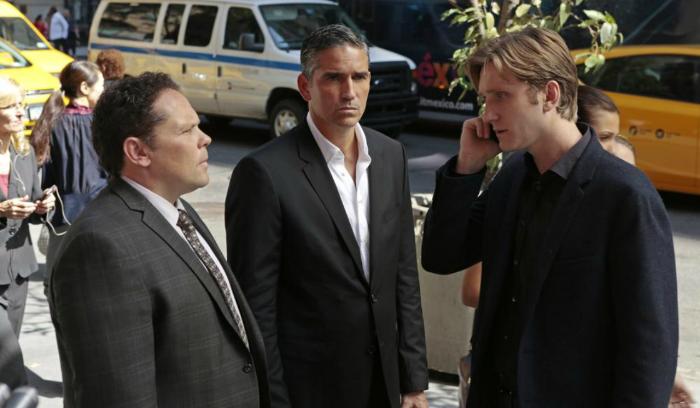 Aaron Staton در صحنه سریال تلویزیونی مظنون به همراه Kevin Chapman و Jim Caviezel