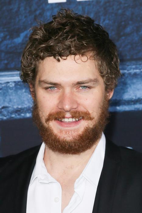 Finn Jones در صحنه سریال تلویزیونی بازی تاج و تخت